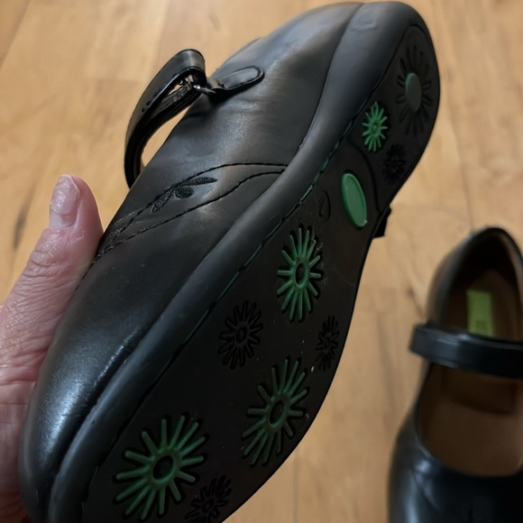 Left & Right girls ballet flats size 1 like new - Picture 2 of 3